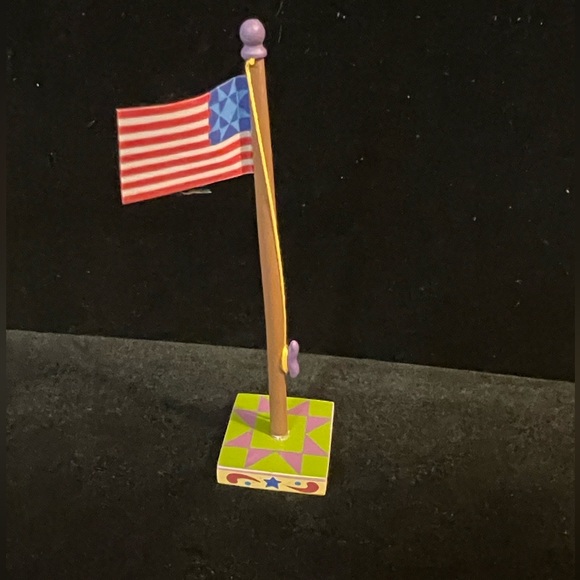 Department 56 Jim Shore Heartwood Village Flag Accessory. Retired 2012 - Picture 1 of 6